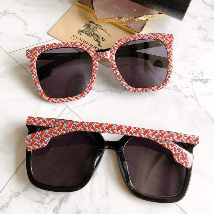 Солнцезащитные очки Burberry BE4276