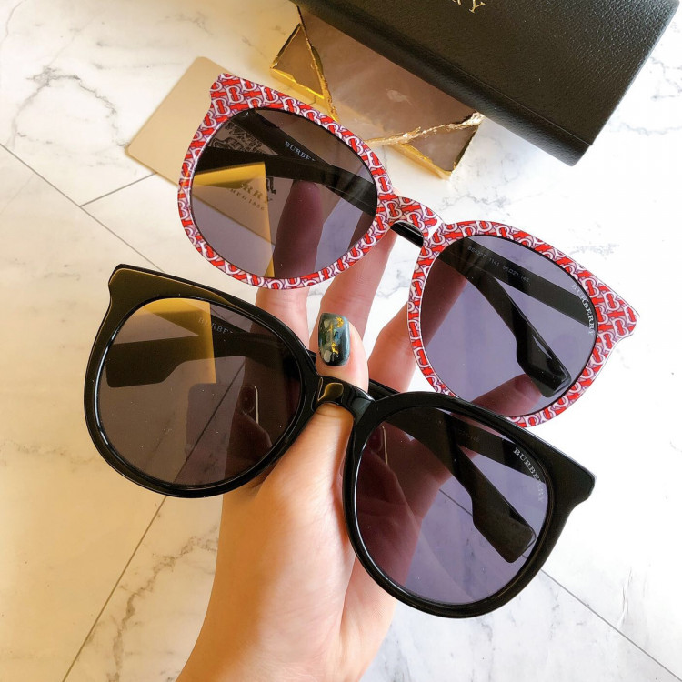 Солнцезащитные очки Burberry BE4277