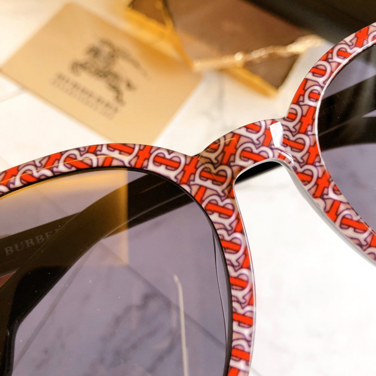 Солнцезащитные очки Burberry BE4277