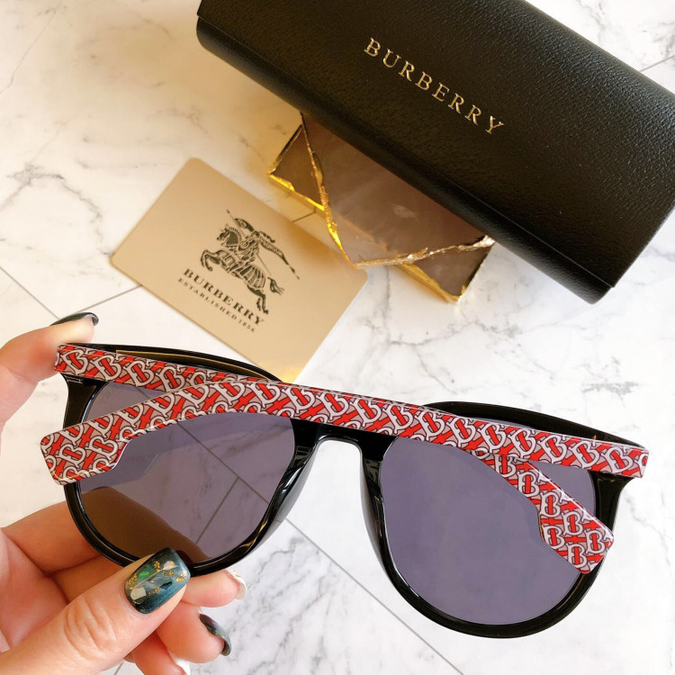 Солнцезащитные очки Burberry BE4277