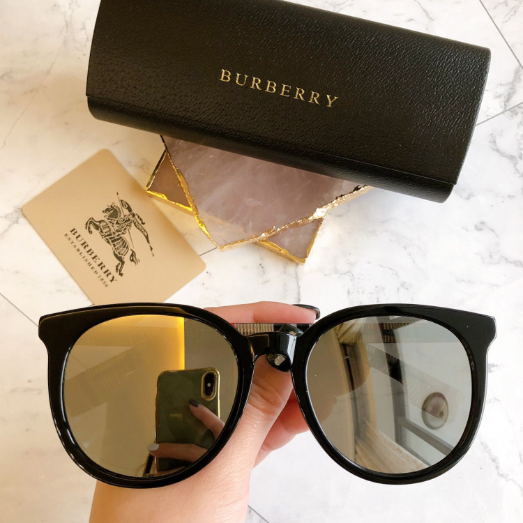Солнцезащитные очки Burberry BE4277
