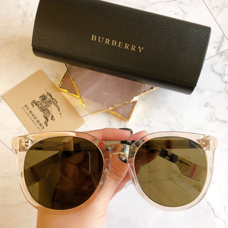 Солнцезащитные очки Burberry BE4277