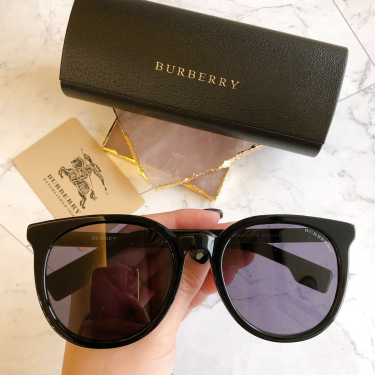 Солнцезащитные очки Burberry BE4277