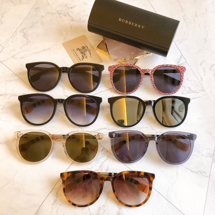 Солнцезащитные очки Burberry BE4277