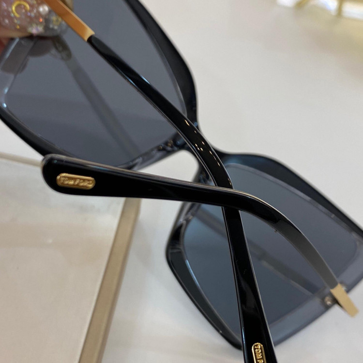 Солнцезащитные очки Tom Ford TF0766