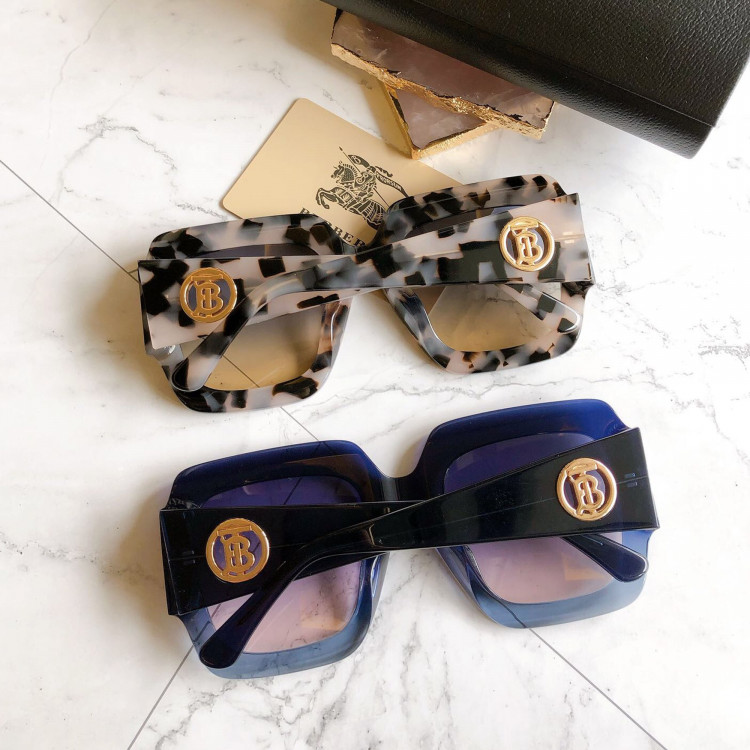 Солнцезащитные очки Burberry BE4316