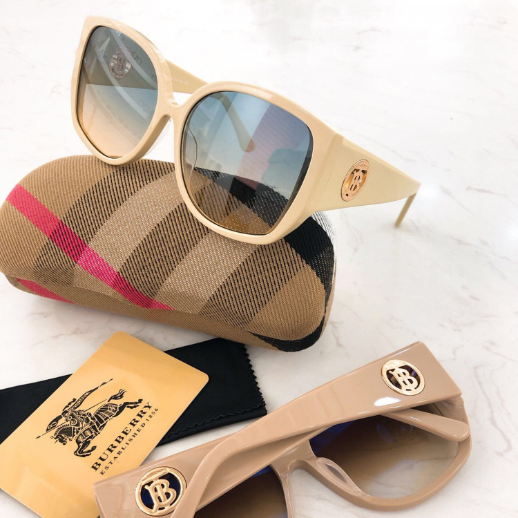 Солнцезащитные очки Burberry BE4290