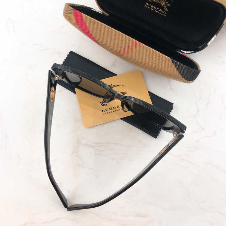 Солнцезащитные очки Burberry BE4290