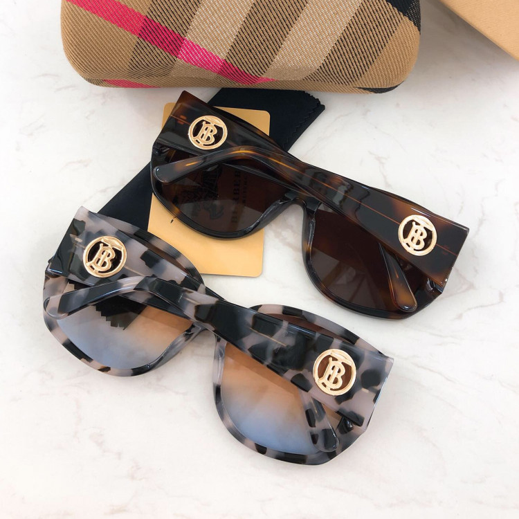 Солнцезащитные очки Burberry BE4290