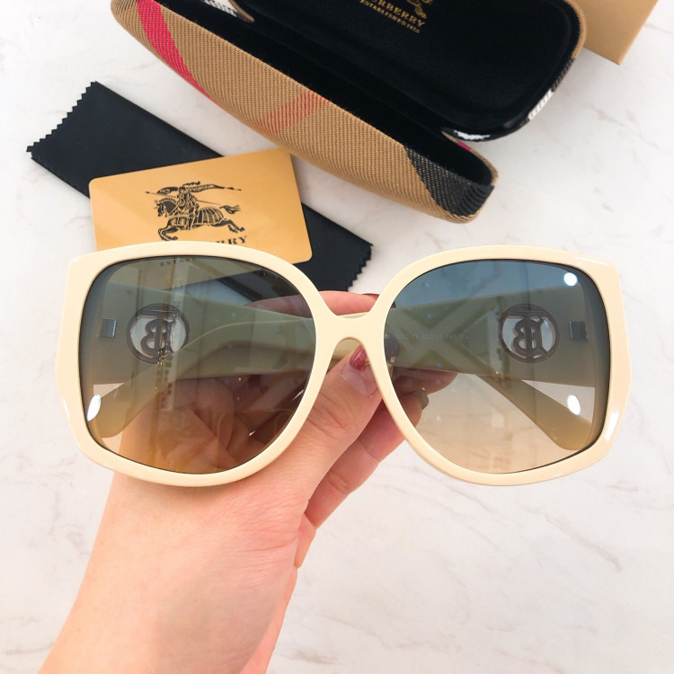Солнцезащитные очки Burberry BE4290
