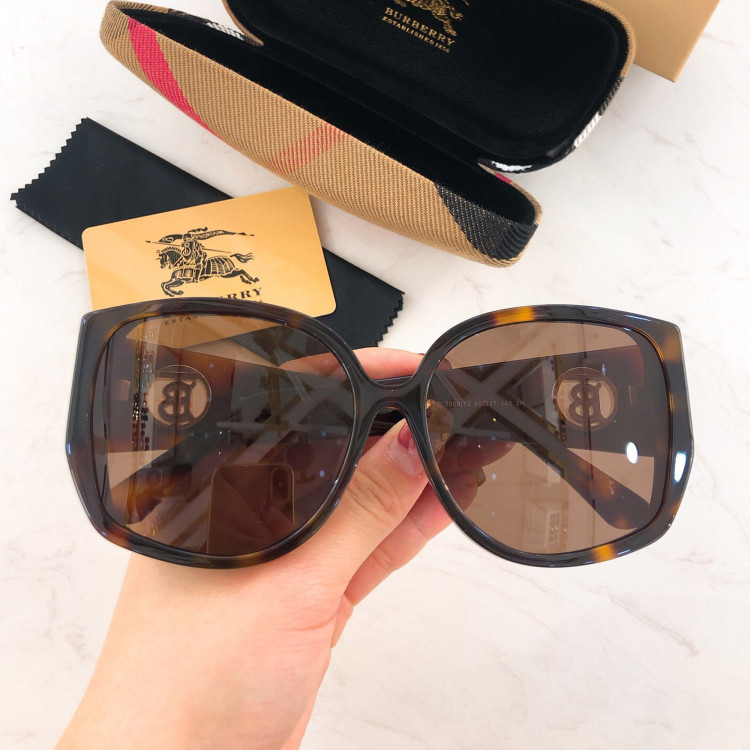 Солнцезащитные очки Burberry BE4290